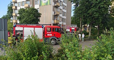 Niedopałek papierosa przyczyną pożaru mieszkania w bloku. Straty na 100 tysięcy złotych