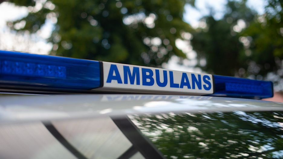 Pędzili na sygnale. Ambulans zderzył się z samochodem osobowym