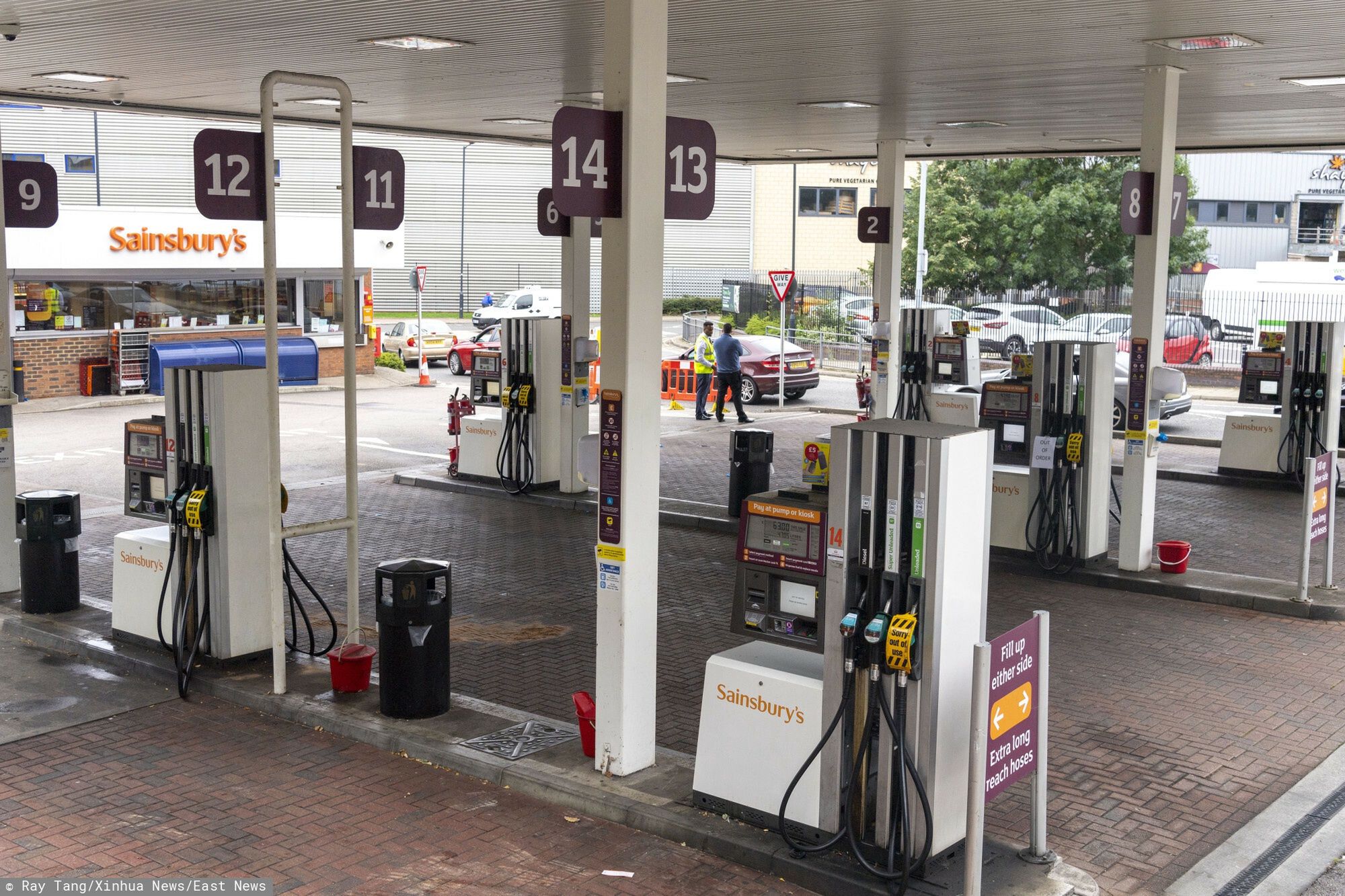 Brak paliwa na stacjach w Wielkiej Brytanii
(210925) -- LONDON, Sept. 25, 2021 (Xinhua) -- Photo taken on Sept. 25, 2021 shows a closed gas station in London, Britain. A temporary visa scheme to make it easier for foreign lorry drivers to work in the United Kingdom is to run for three months, ending on Christmas eve, according to the BBC. A shortage of drivers has disrupted fuel deliveries, with some gas stations closing, and queues forming. (Photo by Ray Tang/Xinhua)
Ray Tang