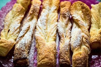 Najszybsze faworki na świecie. Ciasto smaruję słodką mieszanką