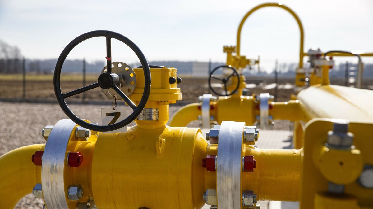 Wicepremier Jacek Sasin na stacji redukcyjno-pomiarowej gazu
19.03.2023 Ostrozne gm. Szumowo stacja redukcyjno pomiarowa na gazociagu przesylowym Polska - Litwa , wizyta Jacka Sasina ministra aktywow panstwowych qwicepremiera mowil o bezpieczenstwie energetycznym
 fot Marek Maliszewski/REPORTER
Marek Maliszewski/REPORTER