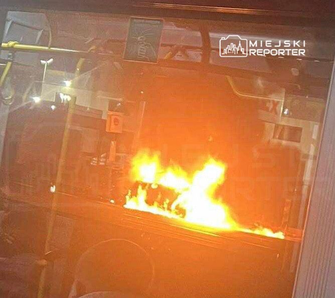 Sadowa: Pożar samochodu na DK7. Pojazd spłonął doszczętnie