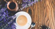 Kwiatowa rewolucja w filiżance. Kawa z tym aromatycznym dodatkiem pobudzi wszystkie zmysły