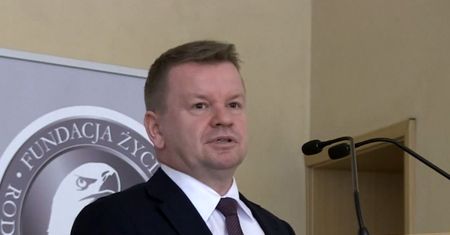 Mówił o "wirusie dehumanizacji". Teraz będzie sprawdzał podręczniki
