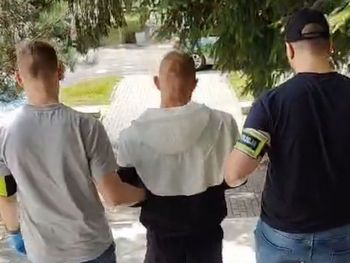 Zrywał kobietom kolczyki, powodując rozdarcie płatków uszu. Młody recydywista zatrzymany