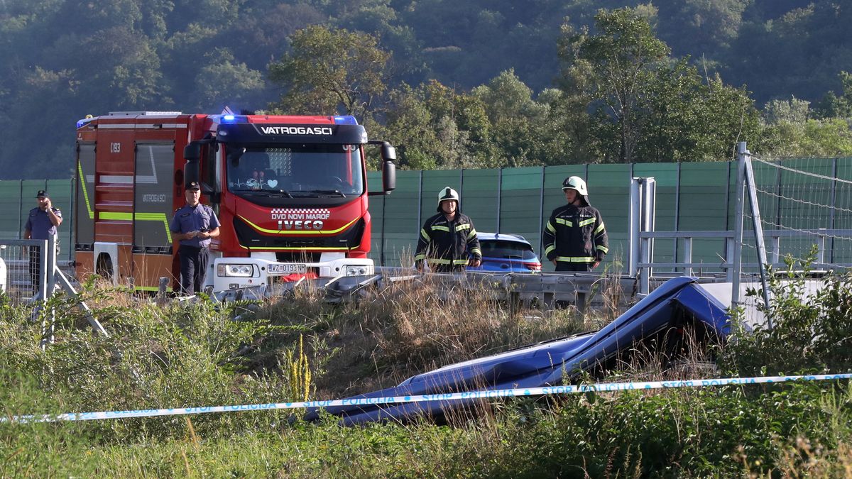 Rescue services at a scene of a Polish bus crash on a highway between Varazdin and Zagreb, Croatia, early morning of 06 August 2022. According to Polish Foreign Ministry, 12 people have died in a Polish bus accident that occurred on the 62nd kilometer of the highway between Jarek Bisaski and Podvorec, in direction of Zagreb in Croatia. The rest of passengers travelling in a bus are injured. All people were pilgrims from Poland travelling to Medjugorje sanctuary in Bosnia and Herzegovina. EPA/IVAN AGNEZOVIC Dostawca: PAP/EPA.