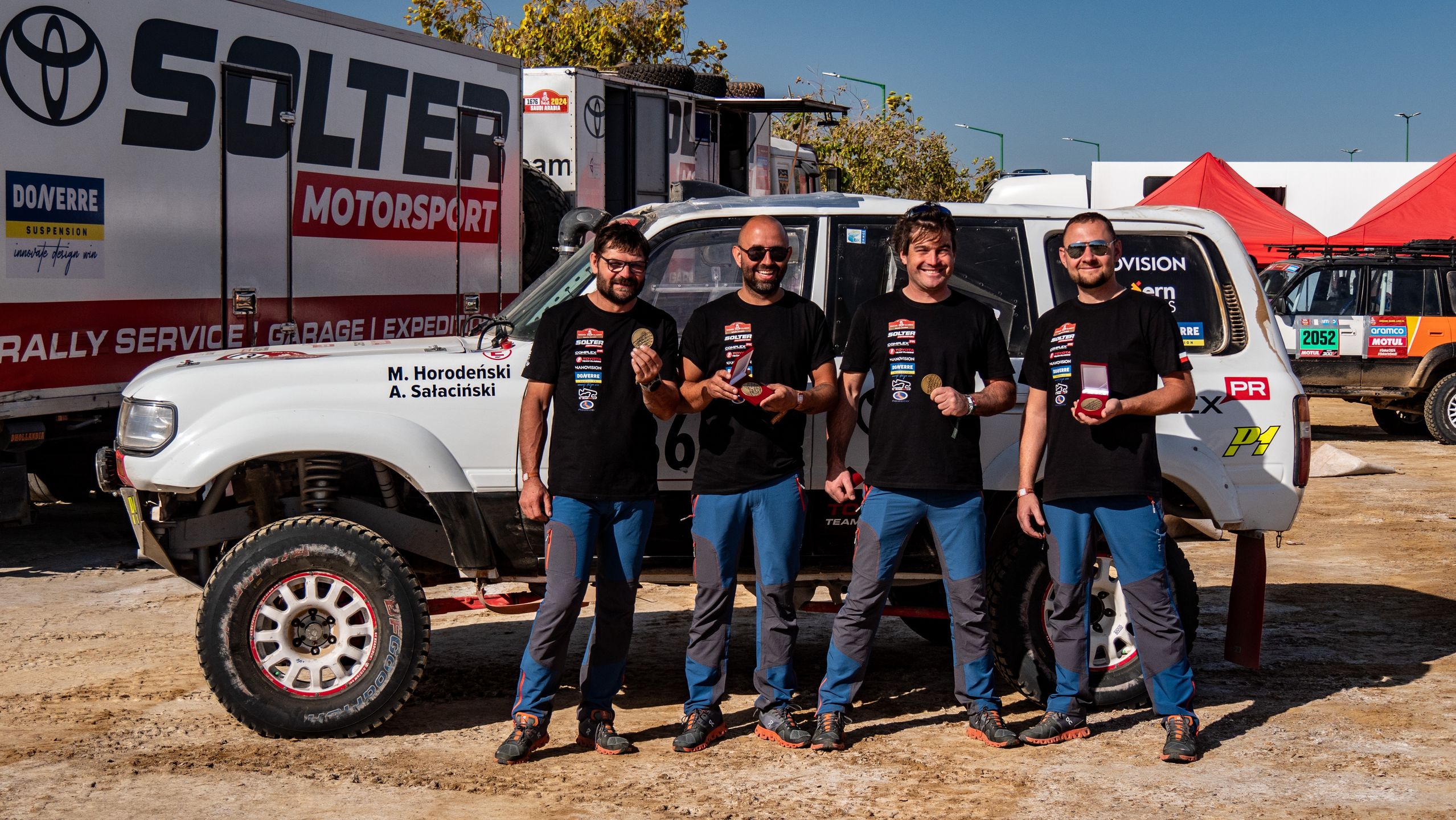 Od prawej, bohaterowie całej akcji - główny mechanik Andrzej Sowa, koordynator Piotr Sołtys, mechanik Piotr Woda, mechanik Piotr Sówka. 