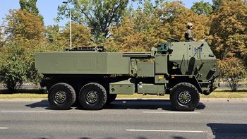 Polska potęga i nowoczesność. HIMARSy na ulicach Warszawy