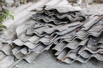 Toruń: Niektóre budynki gminne nadal mają eternitowe dachy