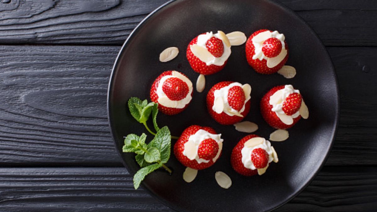 Nadziewane truskawki doskonale pasują na letnie przyjęcie