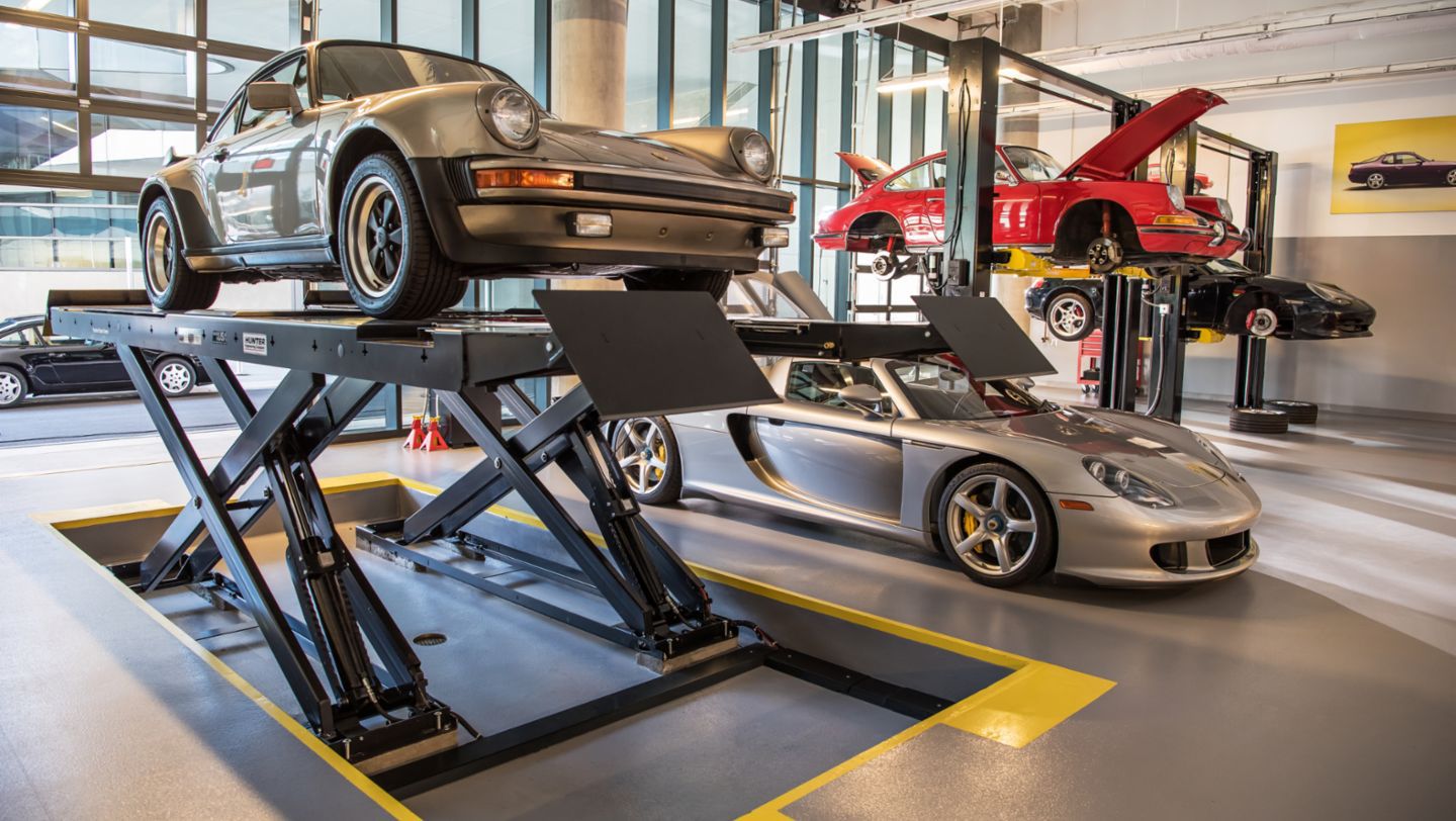Porsche Carrera GT w serwisie (2004)