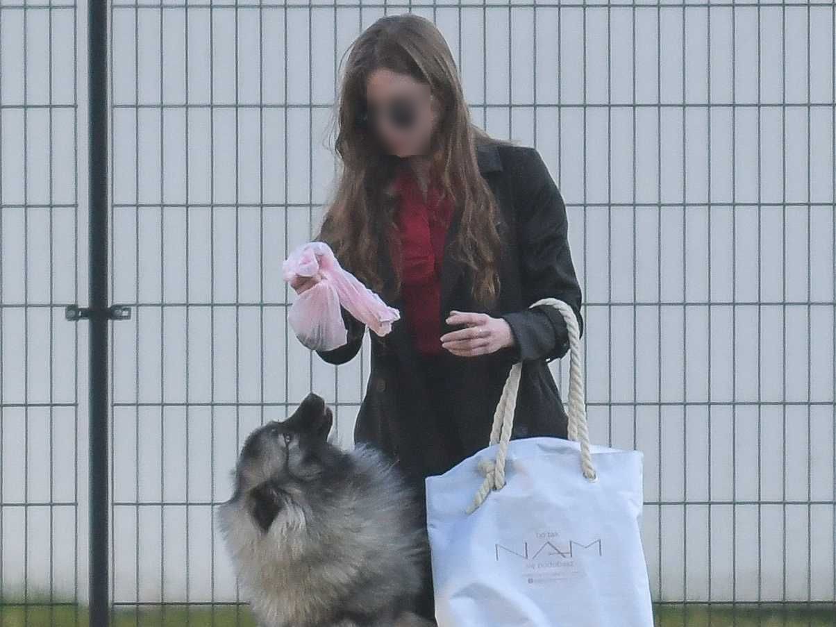 Kochanka Antka Królikowskiego wyprowadza psa na spacer