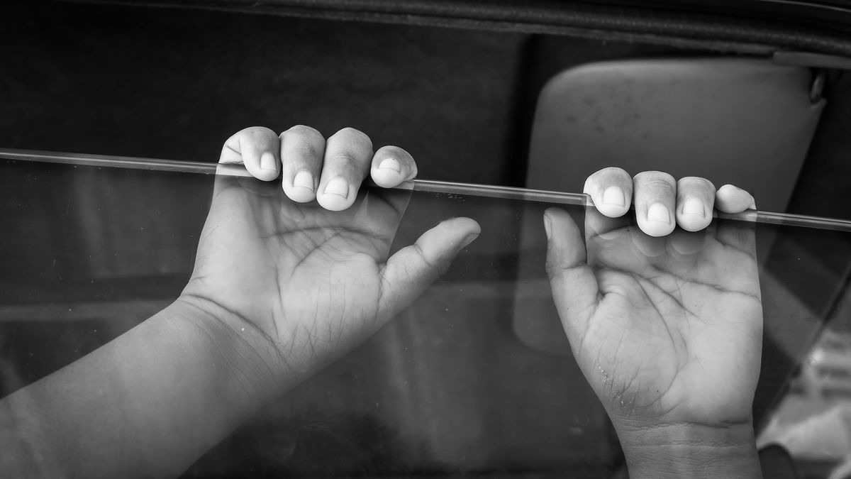 Katowice: Zostawił dziecko w samochodzie i poszedł się bawić