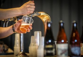 Polacy piją mniej, ale wydają więcej na alkohol