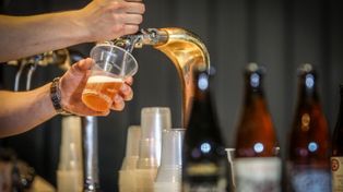 Polacy piją mniej, ale wydają więcej na alkohol