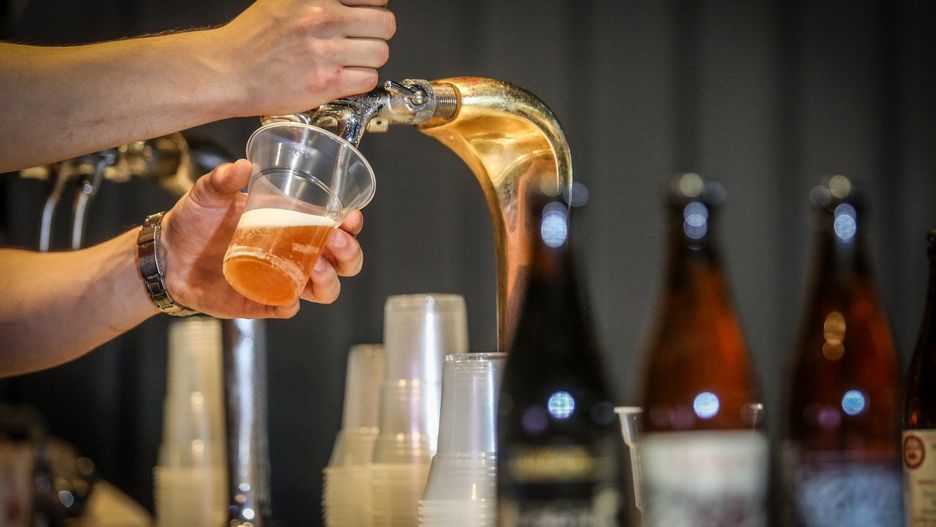 Polacy piją coraz mniej. Spadki odnotowano we wszystkich głównych kategoriach: piwa, wódki i wina.