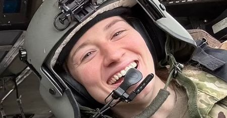 Była trzecim pilotem Black Hawka z katastrofy w DC. 28-latka służyła w Białym Domu
