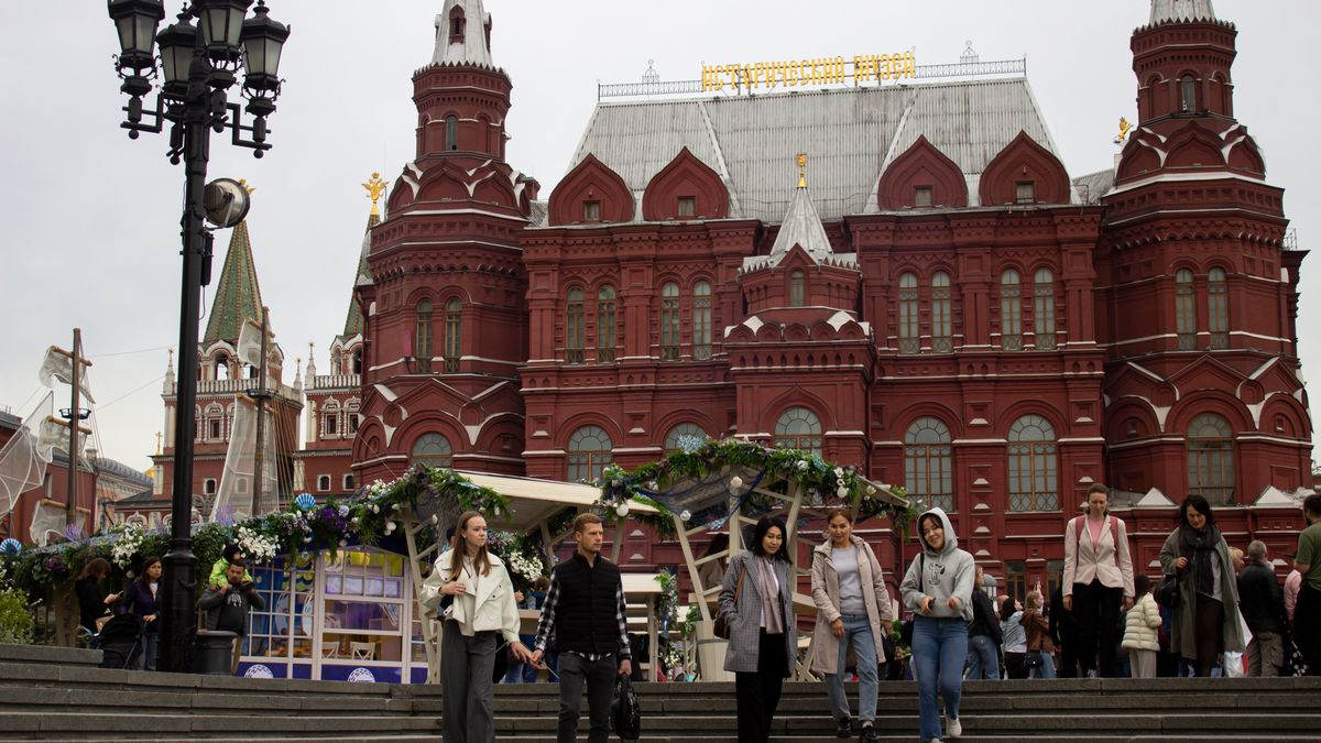 Na zdjęciu ludzie przed Państwowym Muzeum Historycznym w Moskwie