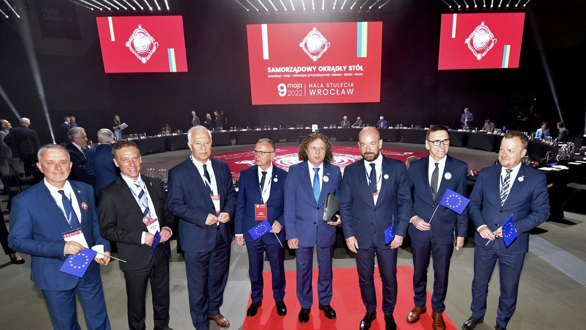 Samorządowcy podczas obrad okrągłego stołu we Wrocławiu