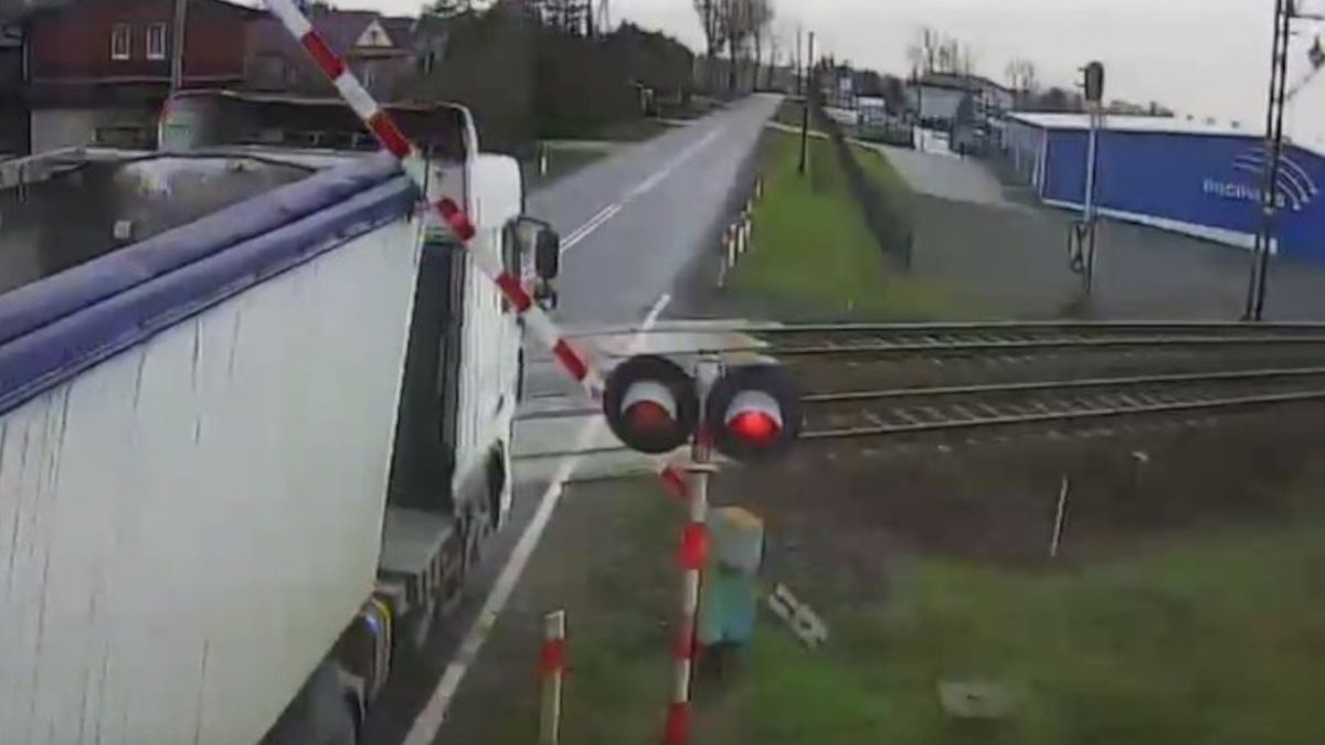 Dwa pojazdy wjechały za rogatki na czerwonym świetle