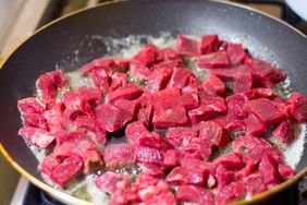 Lubisz befsztyk, karkówkę oraz steki? Uważaj, czerwone mięso może przyczynić się do rozwoju nowotworów