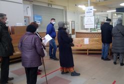 Warszawa. Seniorzy stoją w kolejkach. Dodzwonić się nie mogą. O zapisach przez internet nie wspominają