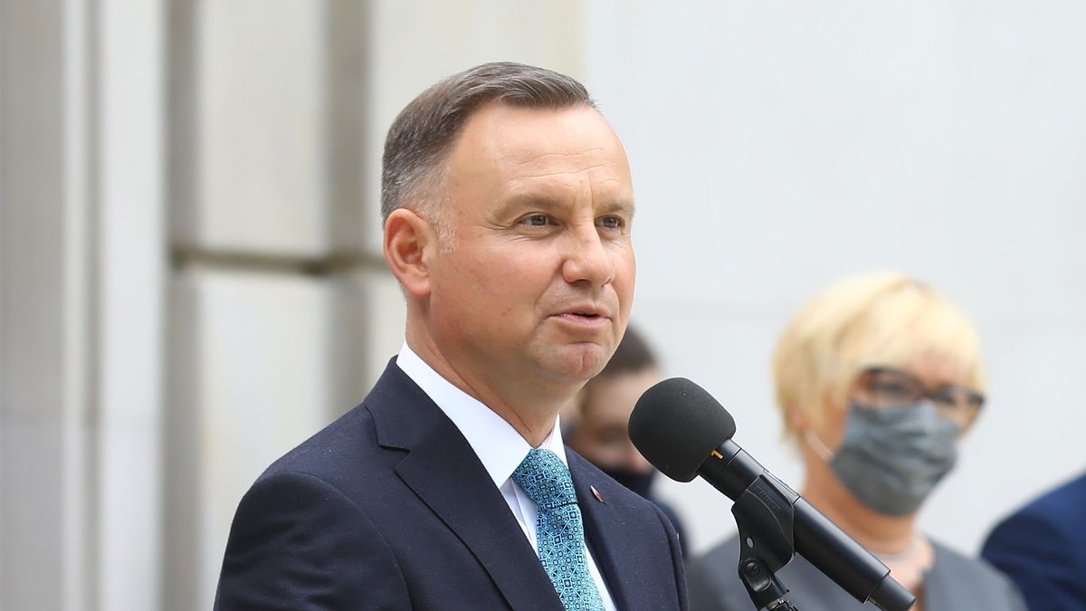 Warszawa, 31.05.2021. Prezydent Andrzej Duda (L) podczas uroczystego spotkania z okazji Dnia Samorządu Terytorialnego, 31 bm. w Ogrodach Zewnętrznych Pałacu Prezydenckiego w Warszawie. Prezydent Andrzej Duda wręczył podczas spotkania odznaczenia państwowe. (jm) PAP/Rafał Guz