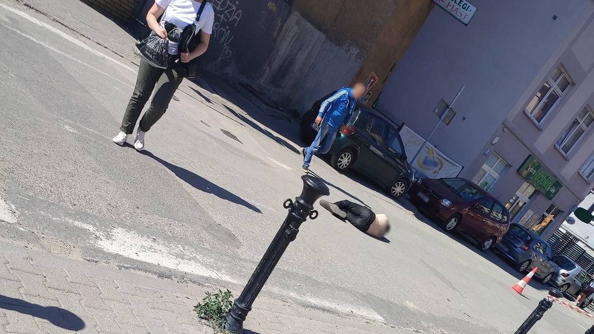 Pijany zasnął na środku ulicy