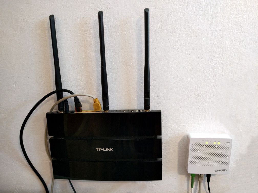 Router w parze w modemem swiatłowodowym.