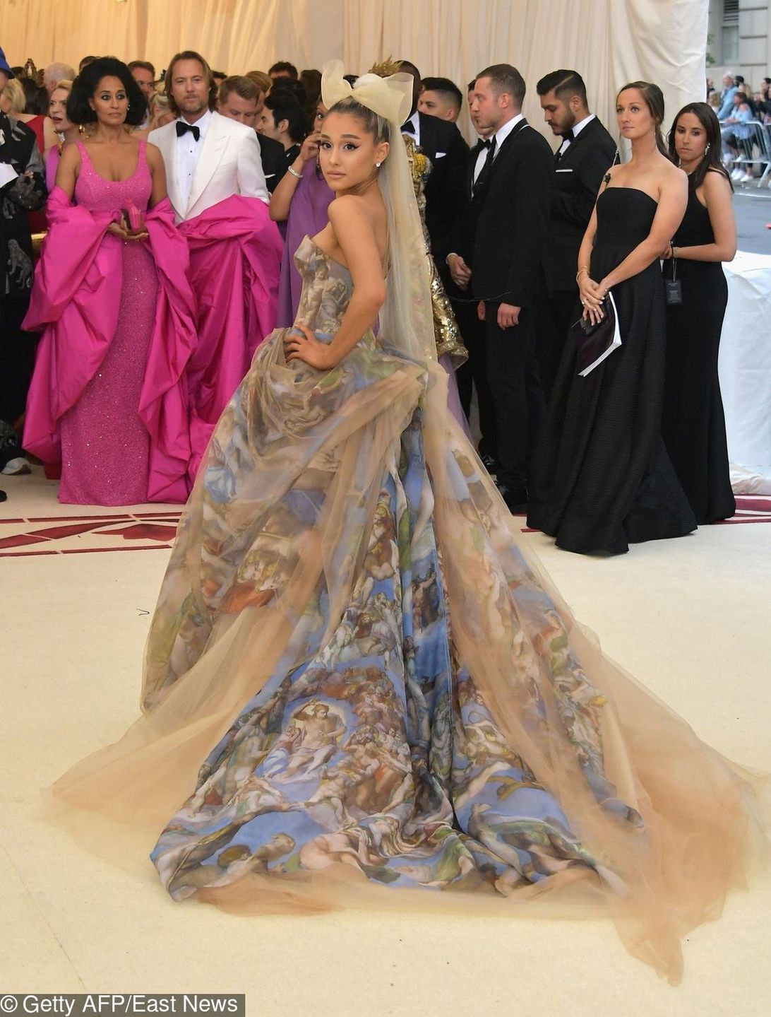 Ariana Grande, kreacja: Vera Wang – MET Gala 2018