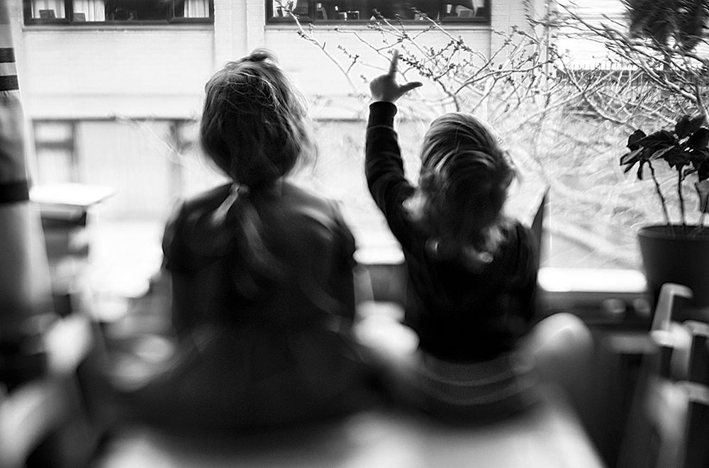 Pełne radości zdjęcia dokumentujące dorastanie dzieci w projekcie Tomasza Laskowskiego 15