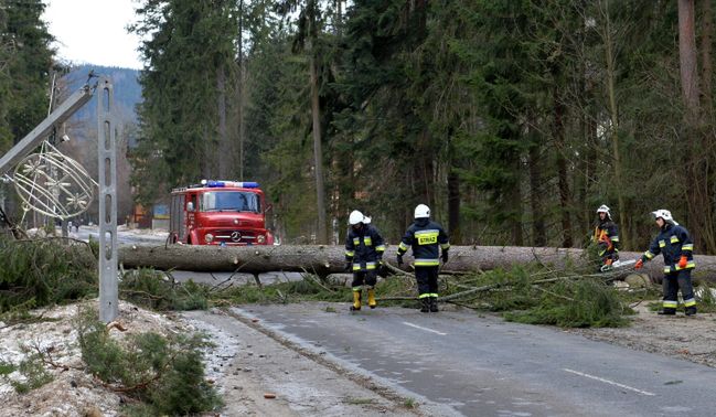 Tusk dziękuje strażakom po halnym