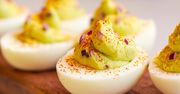 Ten składnik zmienia jajka w kulinarną petardę. Idealne na eleganckie przyjęcie