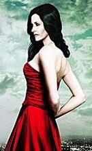 Courtney Cox jako naczelna tygodnika "Dirt Now"