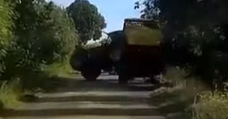 Ciężko uwierzyć, w to co zrobił kierowca ciągnika. Nagranie z polskiej wsi