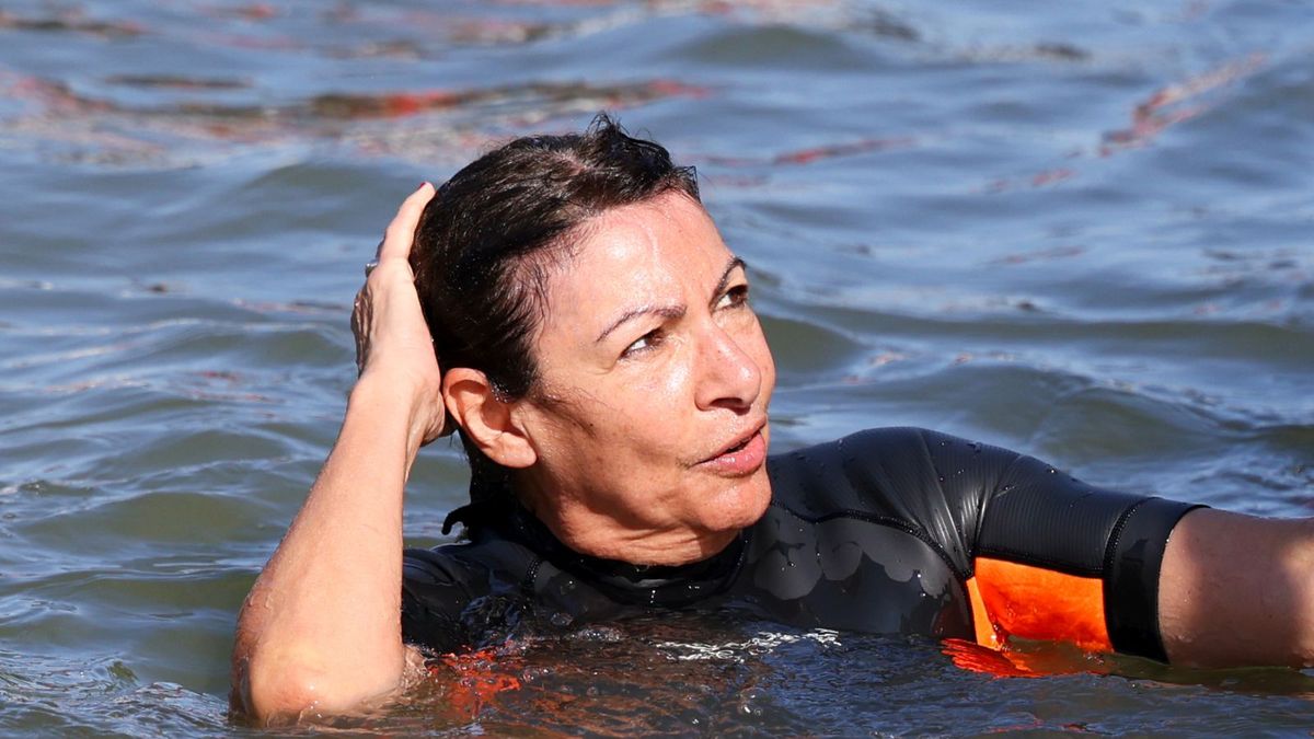 Zdjęcie okładkowe artykułu: Getty Images / Pierre Suu / Na zdjęciu: Anne Hidalgo, mer Paryża, podczas kąpieli w Sekwanie