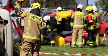Jastrzębie‑Zdrój: Dachowanie i uderzenie w słup. Kierowca w szpitalu