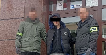 Fałszywy wnuczek przyszedł do 91-latki. Oto, co znaleźli przy nim policjanci