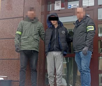 Fałszywy wnuczek przyszedł do 91-latki. Oto, co znaleźli przy nim policjanci