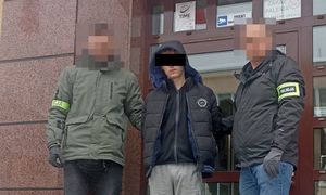 Fałszywy wnuczek przyszedł do 91-latki. Oto, co znaleźli przy nim policjanci