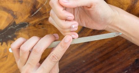 Największy błąd przy domowym manicurze. Nie dziw się, że paznokcie się rozdwajają i łamią