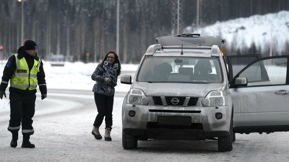 Fiński celnik sprawdza samochód Nissan przewożony przez rosyjskich turystów na stacji granicznej Nuijamaa w Lappeenrancie we wschodniej Finlandii