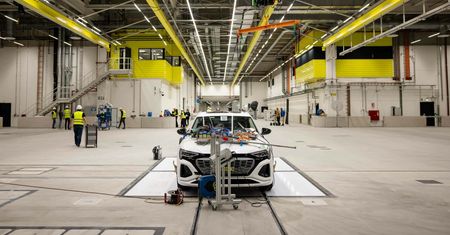 Audi ma nową placówkę. Rozbijają tam auta jedno po drugim