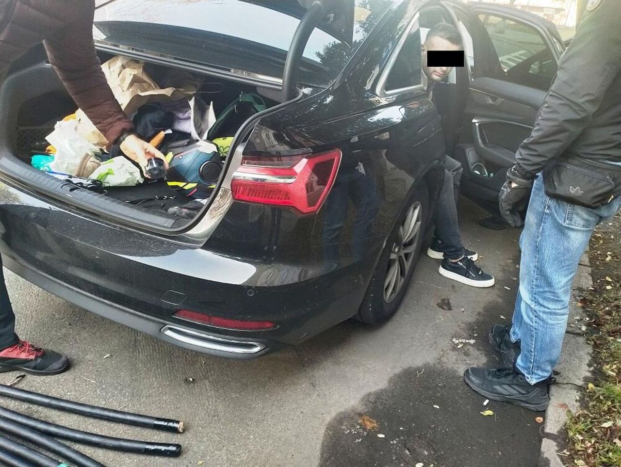 Warszawa: Policyjny nalot na podwórko, w którym działali dilerzy. Zatrzymano siedem osób i przejęto narkotyki