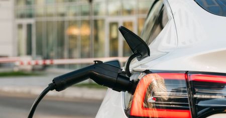 Ruszyli po używane elektryki. W tle kryzys z cenami paliw