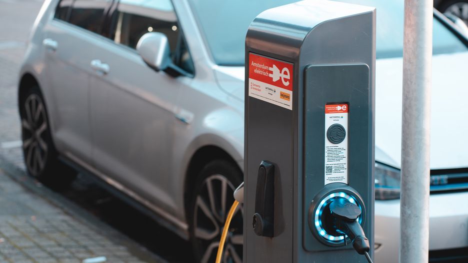Unsplash elektryczne auto elektryk elektromobilność stacja ładowania
