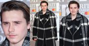 Młodzieńczy wąs Brooklyna Beckhama na Brit Awards