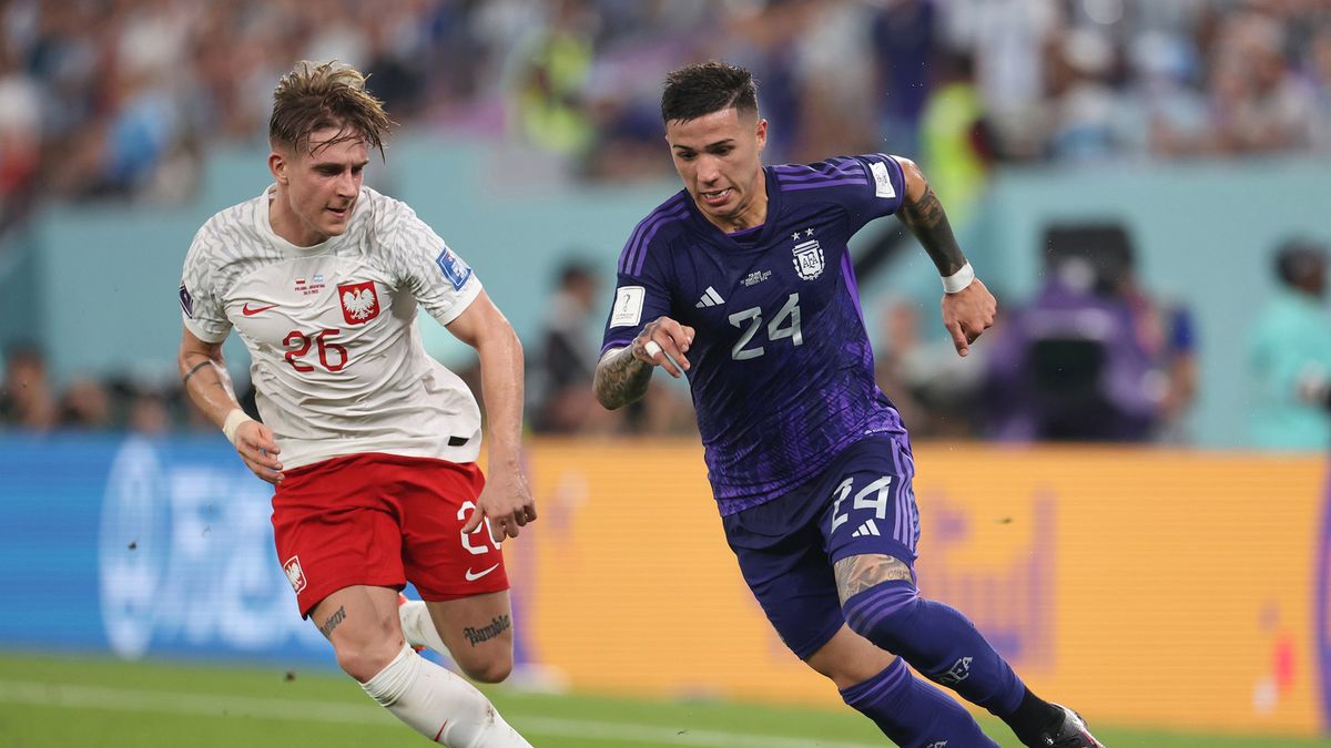 Zdjęcie okładkowe artykułu: Getty Images / Catherine Ivill / Na zdjęciu: Michał Skóraś (z lewej) w pojedynku z Enzo Fernandezem.