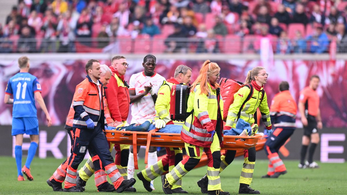 Getty Images / Oliver Hardt / Peter Gulacsi opuścił boisko na noszach