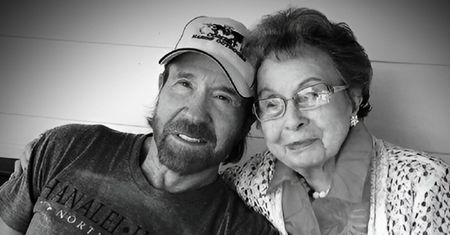 Chuck Norris nie żyje. Wcześniej stracił brata i matkę